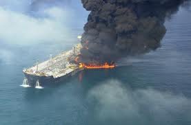 Nava "Independența" arzând. FOTO: ARHIVA PERSONALĂ CONSTANTIN CUMPĂNĂ 